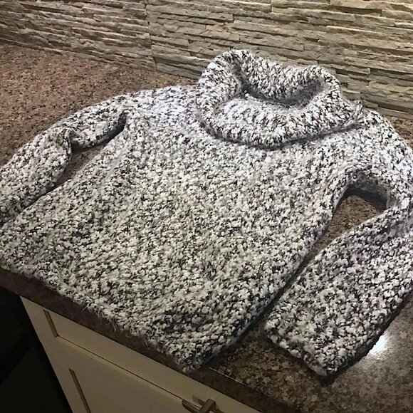 So Soft!!! Cute Buffalo David Bitton Turtleneck Sweater in Black & White Eyelash - Picture 10 of 16